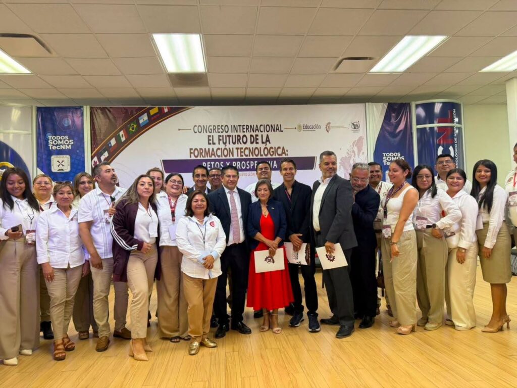 Representación de la Maestra Ana Paula Aldama Uribe en el Congreso Internacional “El futuro de la formación tecnológica”